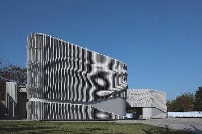 马鞍山浅谈现代建筑采用网架结构安装的主要优势和应用